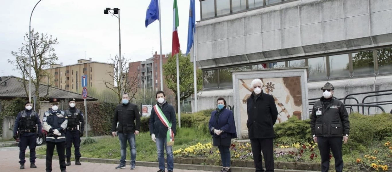 Ιταλία: Μεσίστιες σημαίες κι ενός λεπτού σιγή για τους νεκρούς από τον κορωνοϊό (βίντεο)